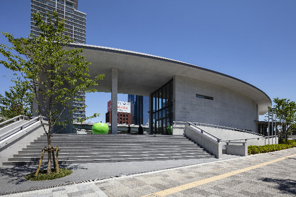 お気に入りの一冊を見つけ、無限の想像力を育んでほしい <br>こども本の森 中之島 館長 伊藤 真由美さん